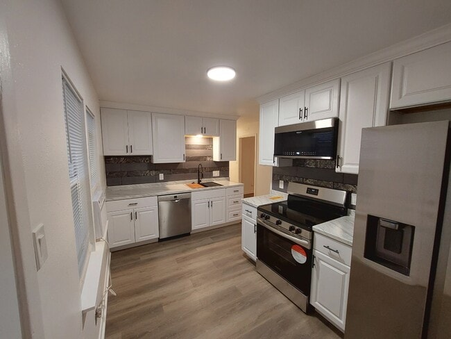 Building Photo - 335 Valley Dr