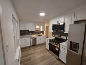 Building Photo - 335 Valley Dr