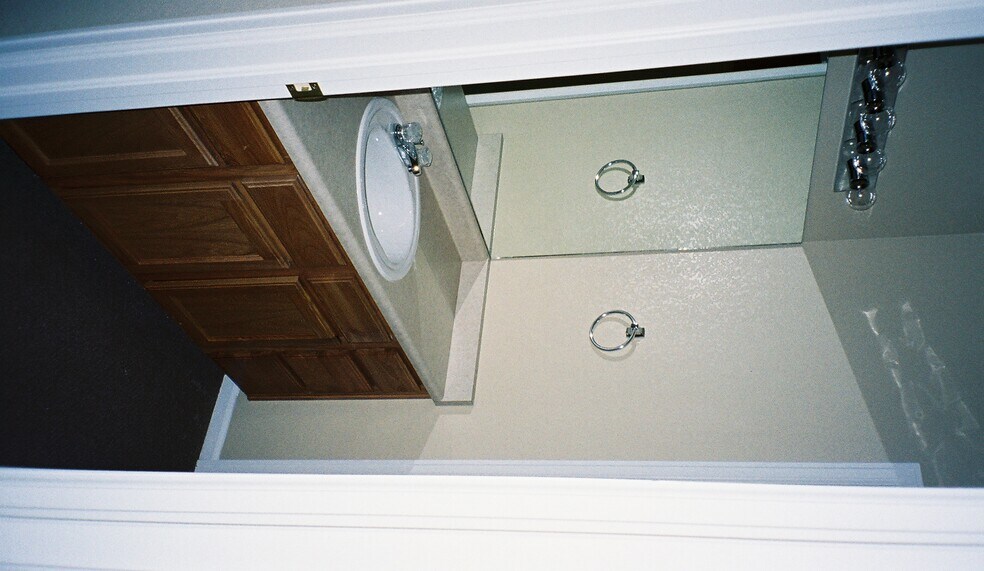Full bathroom on 2nd level with shower/bath. Separate vanity area. - 14230 Woodrock Path
