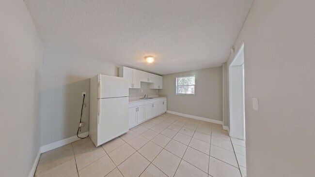 Building Photo - Unique 4/2 with In-law Apartment