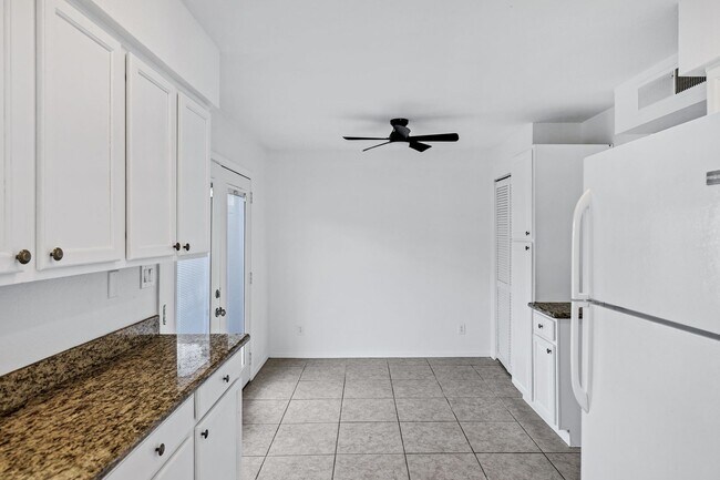 Building Photo - Remodeled 3/2 off Indian School & 43rd Ave