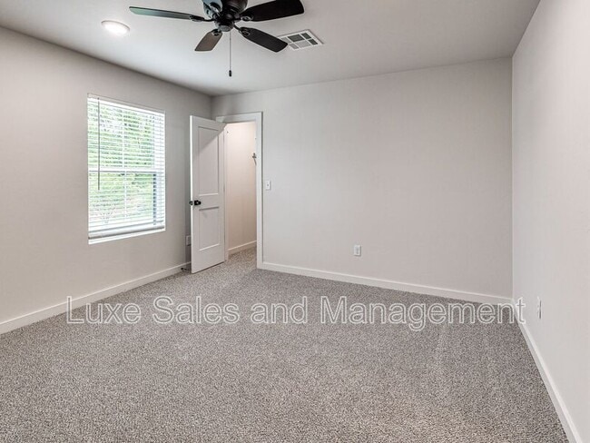 Building Photo - 606 W 2nd St