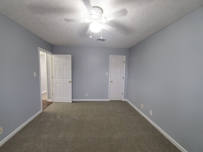 Building Photo - $1250 - 3 Bedroom 1 Bath Home offering Sunroom!