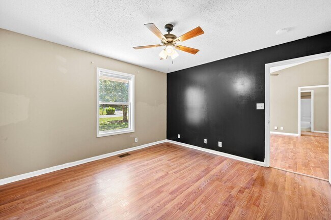 Building Photo - Charming Brick Ranch with Spacious Living Areas & Beautiful Bay Window Views!