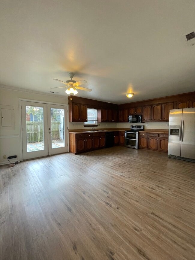 Building Photo - Charming 3-Bedroom, 1.5-Bathroom Townhome ...