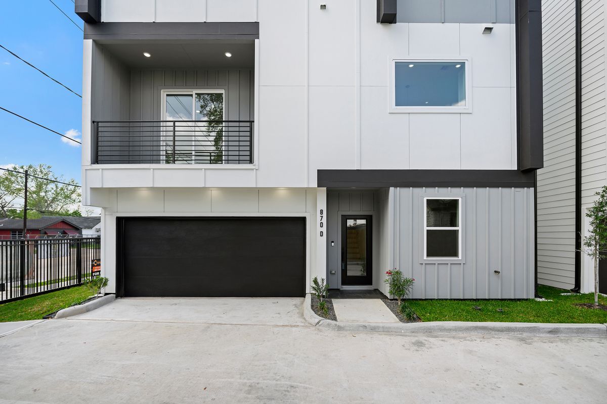 Building Photo - 870 W Little York Rd