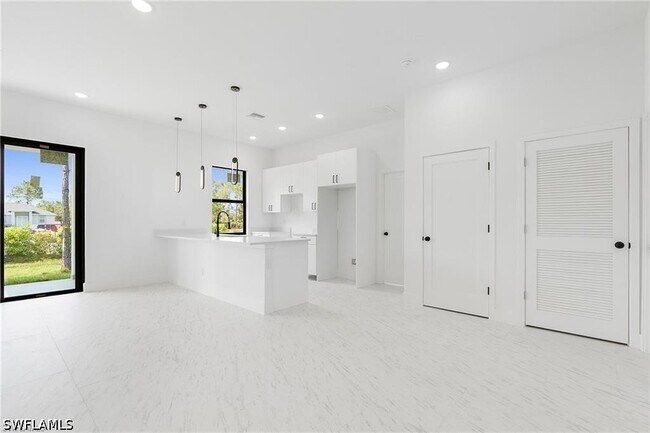 Building Photo - 3175 Sunshine Blvd N
