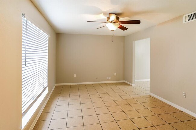 Building Photo - 10919 Skybird Dr