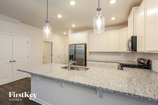 Building Photo - 1109 Mission Hill Ln