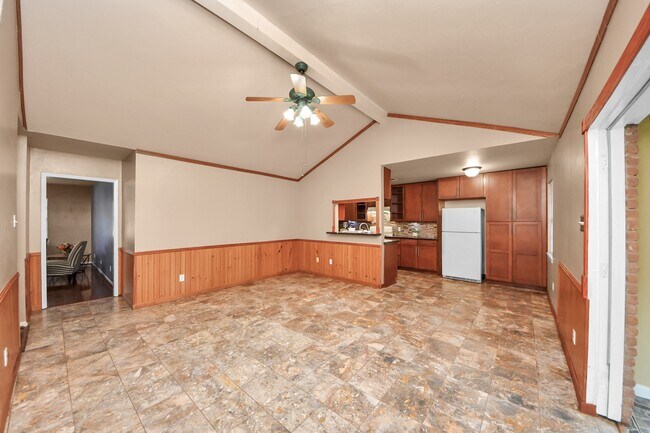 Building Photo - 730 Columbia Ln