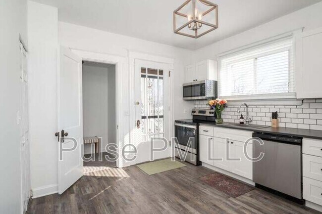 Building Photo - 2730 Dakota Ave