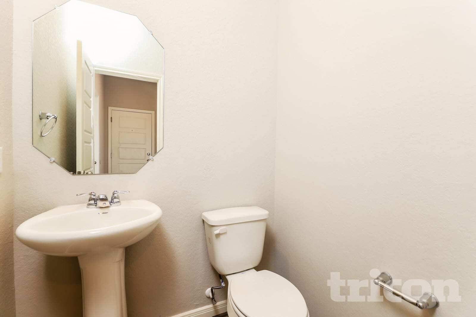 Building Photo - 13554 Paxton Blvd