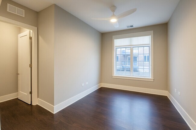 Building Photo - 2050 N Clark St