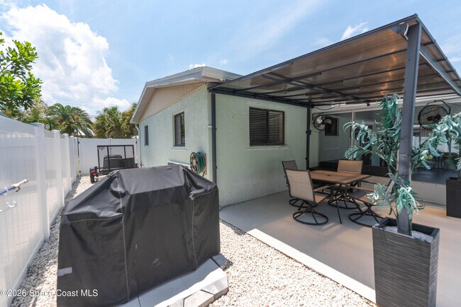 Building Photo - 347 S Lakeside Dr
