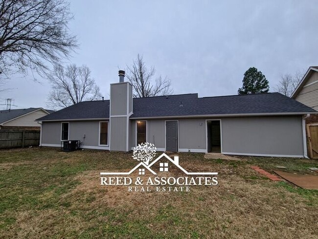 Building Photo - Charming Home Located in Quiet Cove!