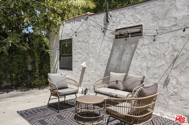 Building Photo - 11269 La Maida St