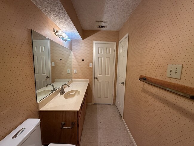 Building Photo - 816 Summit Dr