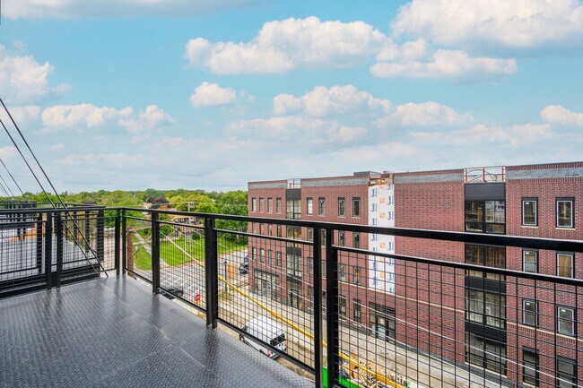 Building Photo - 2725 N Thatcher Ave