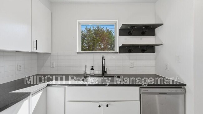 Building Photo - 1198 Green Hill Dr