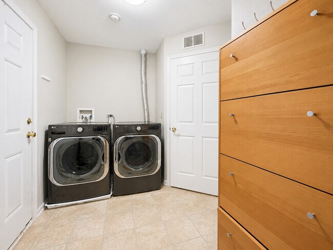 Building Photo - 3159 Saganashkee Ln