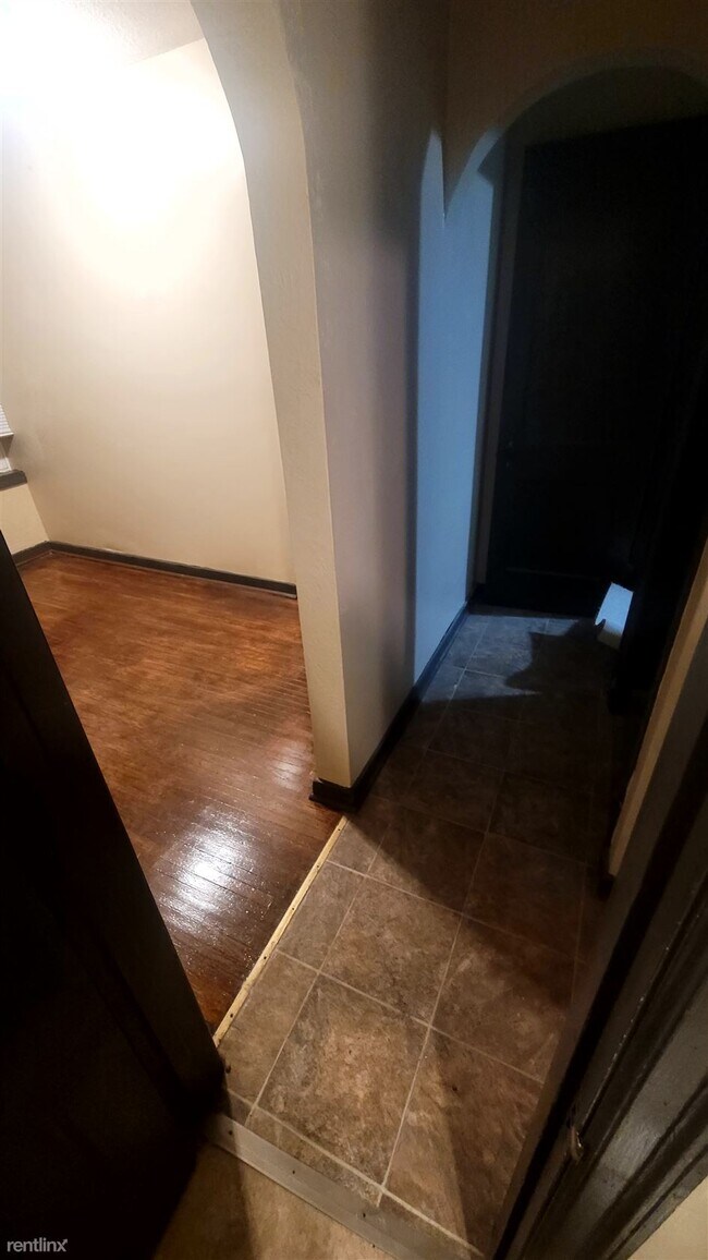 Building Photo - 2 br, 1 bath Townhome - 401 North Dewey St...