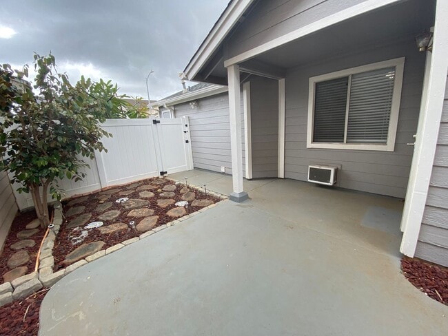 Building Photo - Two Bedroom Maili Kai Home