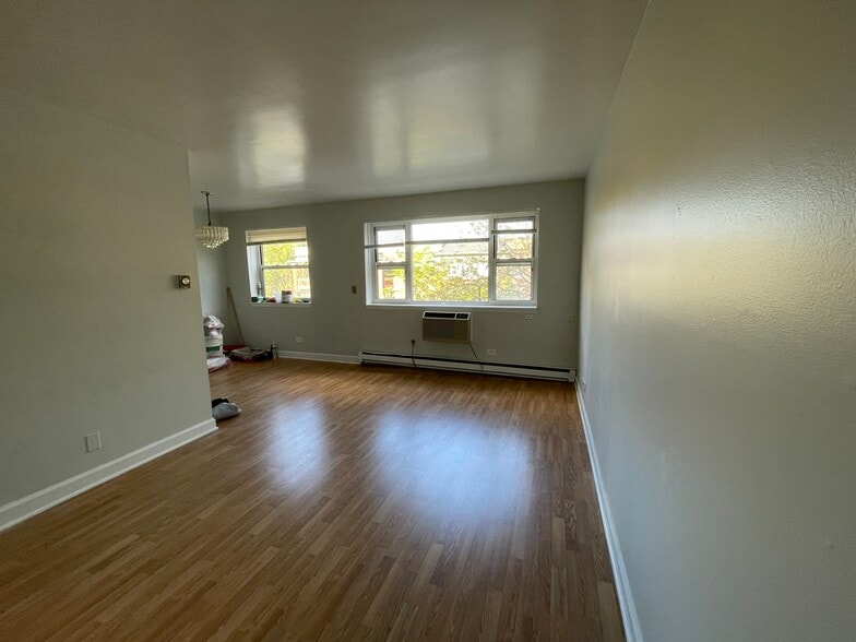 Building Photo - 5920 N Kenmore Ave