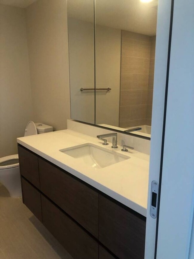 Building Photo - Gorgeous Condo Steps from Pike Place Market!