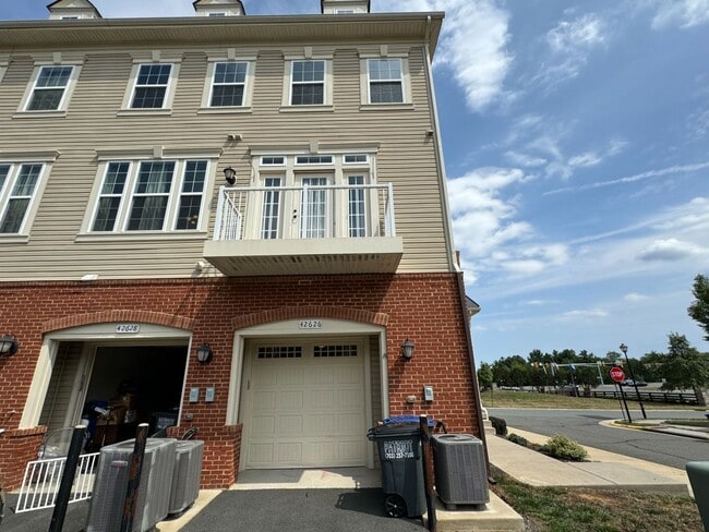 Building Photo - Stunning 3 Bed 2.5 Bath End Unit Townhome ...