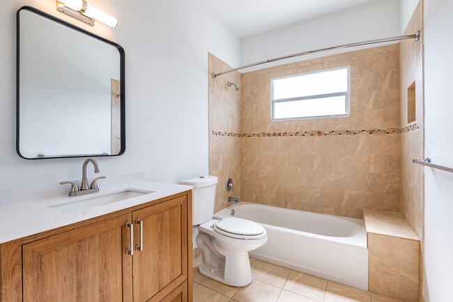 Building Photo - 121 SW 2nd Ave