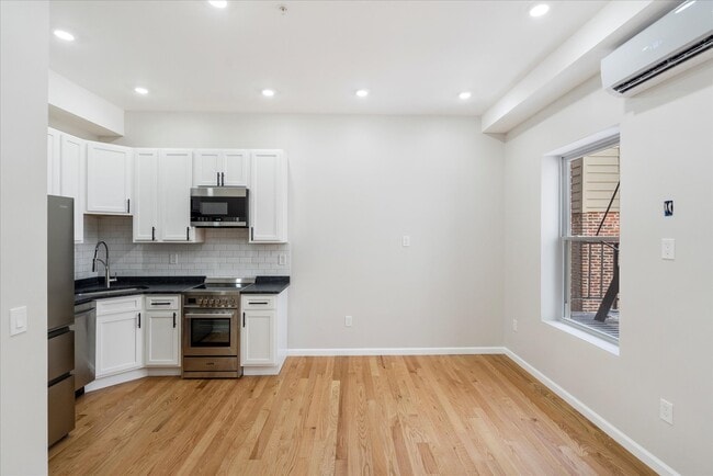 Building Photo - 334 Saint Paul Pl