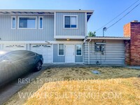 Building Photo - Freshly updated 2 bedroom duplex w garage