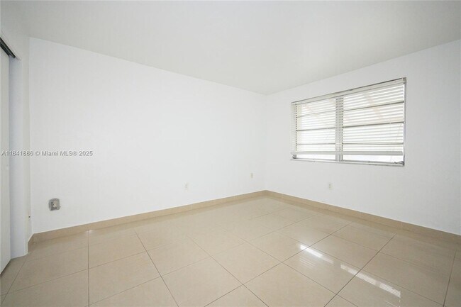 Building Photo - 9300 SW 77th Ave