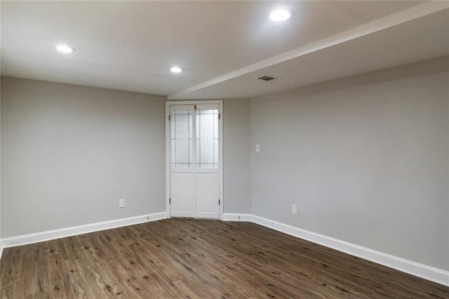 Building Photo - 3599 Lower Roswell Rd