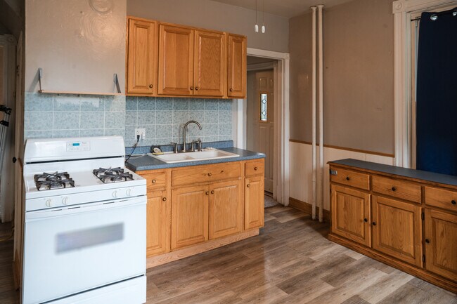 Building Photo - 556 Rose Ave E