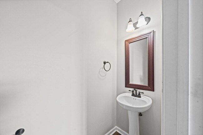 Building Photo - Beautiful, Large Home Close to Ft. Campbell and I24