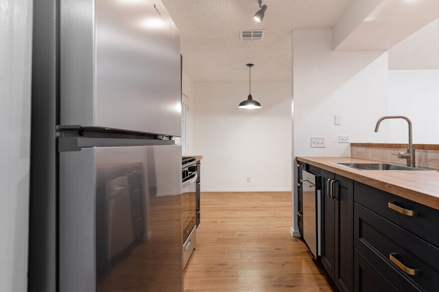 Building Photo - 100 Nicole Cove