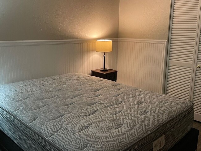 Building Photo - Fully Furnished 1 Bed 1 Bath NW Bend