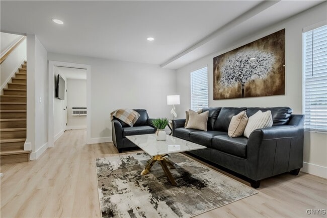 Building Photo - 1104 Main St