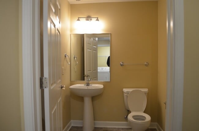 Interior Photo - Quarters - 118 E 7th Street