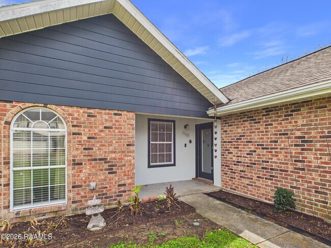 Building Photo - 115 La Rue Vil