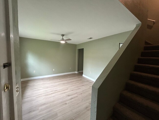 Building Photo - Adorable Updated 2/1.5 Furnished or Unfurn...