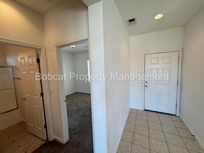 Building Photo - 3 Bedroom, 2 Bathroom Home Located in Dayton
