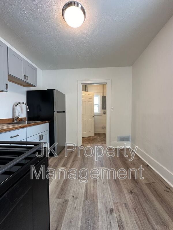 Building Photo - 615 8th Ave S