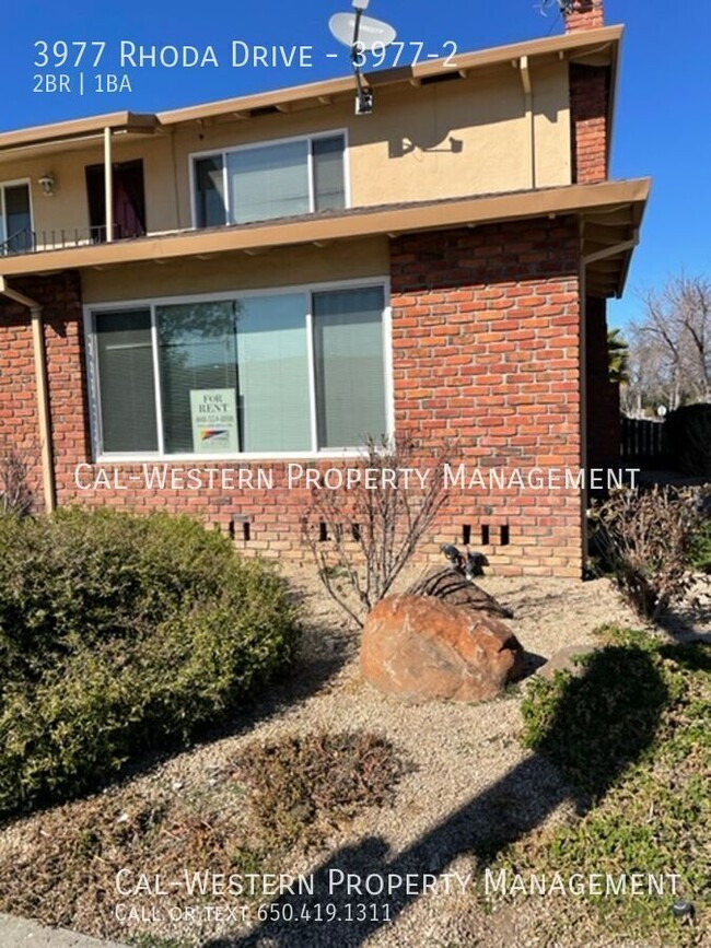 Building Photo - Spacious 2 bedroom 1 Bath Upstairs End Unit