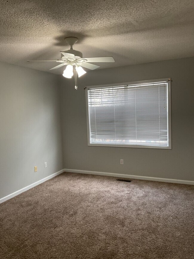 Building Photo - Briarwood West!!  LVP In Living Room!!
