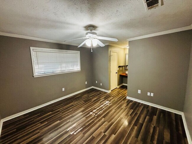 Building Photo - 709 Greenfield Dr