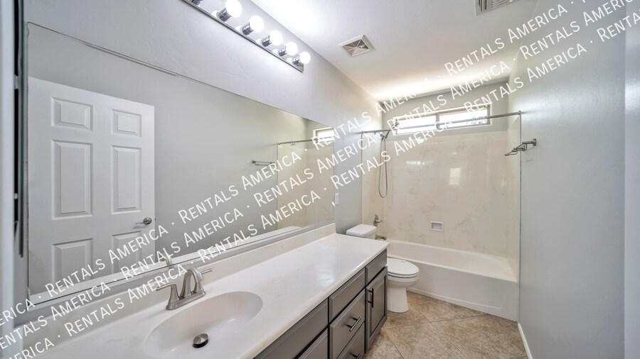 Building Photo - 410 W Corte Calza