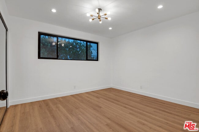 Building Photo - 950 Havenhurst Dr