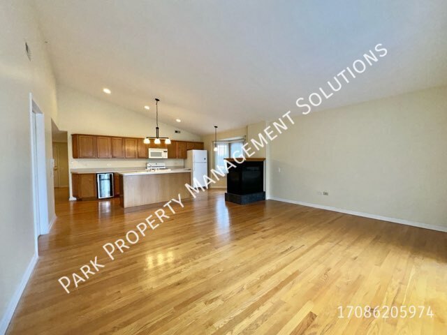 Building Photo - Oak Forest - 2 Bedroom, 2 Bath Penthouse C...